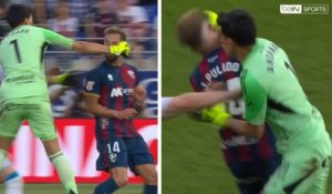 Le gardien disjoncte et frappe son adversaire : fin de match CHAOTIQUE en Liga 2 !