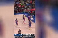 La star des Cavs, Mobley, s’envole pour un dunk sur Thompson.