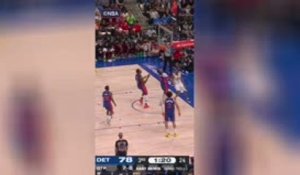 La star des Cavs, Mobley, s’envole pour un dunk sur Thompson.