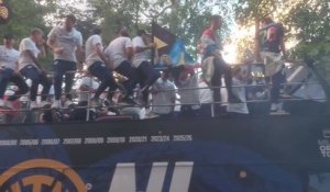 Inter - Les supporters remercient Chivu après le Scudetto