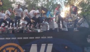 Inter - Les supporters remercient Chivu après le Scudetto