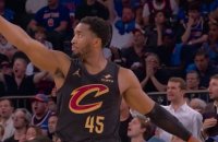Cavaliers - Mitchell réussit un "quatre points" face aux Knicks