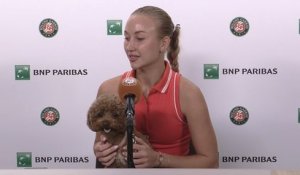 Roland Garros 2026 – Anastasia Potapova accompagnée de son chien... en conférence de presse !