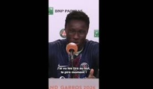Roland-Garros - Kouame débarque face aux micros avec le maillot du PSG !