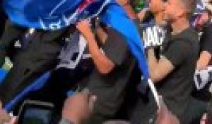 Sacre du PSG : vos vidéos des joueurs parisiens au Champs-de-Mars