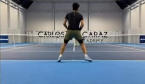 Tennis 2026 - Carlos Alcaraz de retour à l’entraînement… avec des coups droits de la main gauche !