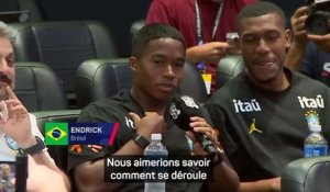 Brésil - Endirck se glisse parmi les journalistes et pose une question à Igor Thiago