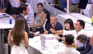 Real Madrid - Riquelme applaudi lors de son vote, une salle plus silencieuse pour Pérez