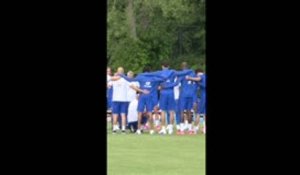 Bleus - L'émouvante minute de recueillement de l'équipe de France en hommage à Éric Roy
