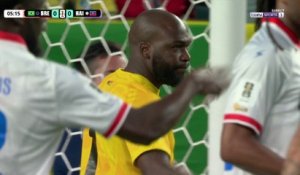 Placide joue la montre... l'arbitre applique la nouvelle règle et siffle corner pour le Brésil !
