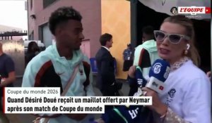 Quand Désiré Doué reçoit un maillot offert par Neymar après son match - Foot - Coupe du monde