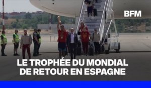Le trophée du mondial brandi par Rodri à l'aéroport de Madrid avant la parade des champion du monde
