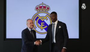 Real Madrid - Dumfries présenté avec les Merengues