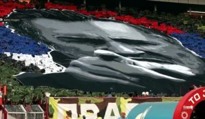 Les supporters de l'Étoile Rouge de Belgrade déploient un tifo en hommage à Ratko Mladic, ancien criminel de guerre - Foot - Serbie