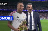 Ligue des champions : Kylian Mbappé reçoit son prix de meilleur buteur des mains de Luis Figo