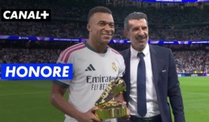 Ligue des champions : Kylian Mbappé reçoit son prix de meilleur buteur des mains de Luis Figo