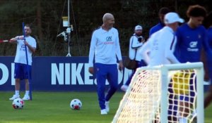 Un entraînement à 12 joueurs pour la première séance de Zinédine Zidane à la tête des Bleus - Foot