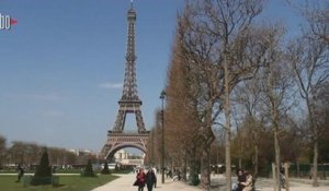 Et si on peignait la Tour Eiffel en rose saumon?