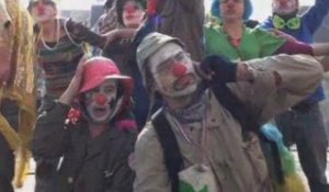 Une armée de clowns tente d'accéder à la manifestation