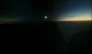 L`éclipse de soleil vue d`un avion