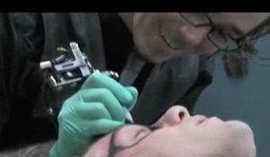 Un homme se fait tatouer des lunettes