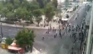 Les manifestations à Athènes, filmées  d'un immeuble