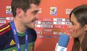 Casillas embrasse sa petite amie journaliste à la TV