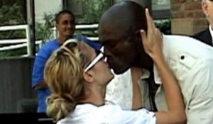 SNTV - Ils s'embrassent en public