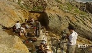 Fouilles archéologiques dans une ancienne grotte marine