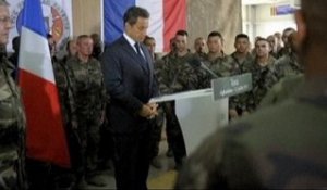 Sarkozy présente ses condoléances à Karzai et...