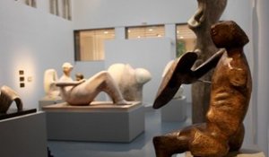 Denis Monfleur face au “Guerrier” du sculpteur Henry Moore