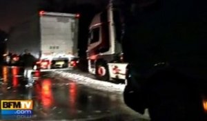 Froid et verglas bloquent les axes routiers