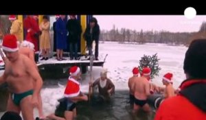 Bain de Noël dans des eaux gelées - no comment