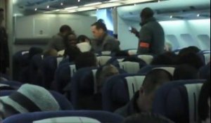 Un passager d'un vol Air France filme une expulsion 1/3