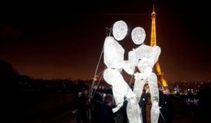 Insolite : deux géants dansent au Trocadéro