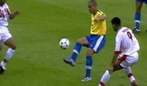 Ronaldo tackled by Chiba ! Brazil - Morocco WC France 1998