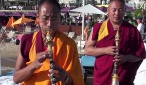 Des moines tibétains, stars inattendues au Festival de Cannes