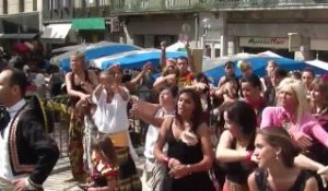 Pari réussi pour 100 danseuses et un Ténor samedi place Carnot à Carcassonne !