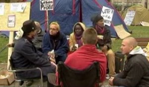 Deux cent indignés campent sur le parvis de la...