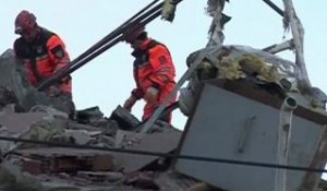 Turquie : les sauveteurs à pied d'oeuvre après le séisme