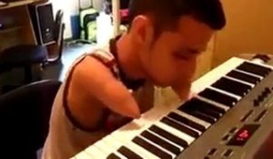 Pianiste talentueux sans mains