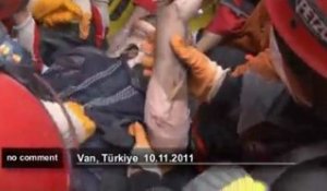 Les secouristes turcs cherchent des survivants - no comment