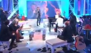 Christophe Hondelatte chante pour la première fois à la télé