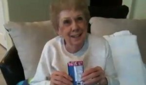 Mamie de 82 ans teste les bonbons Pop Rocks