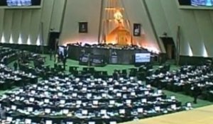Le Parlement iranien décide de réduire les relations...