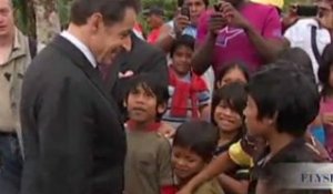 M. Mortier, Directeur du Parc Amazonien de Guyane présente la visite de N. Sarkozy en terre Amérindienne