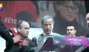 Hollande enfariné pendant la signature de la charte Abbé Pierre