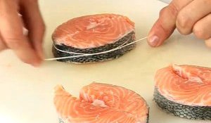 Technique de cuisine : Tailler une darne de saumon