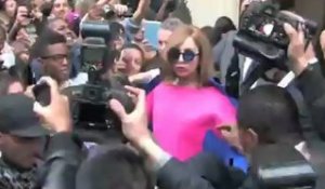 Lady Gaga sortant de son hôtel dans une robe bizarre et se prend un coup