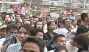 Les supporters d'Ang San Suu Kyi crient victoire